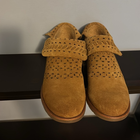 Soft suede ankle bootie, size 7 - Picture 3 of 9